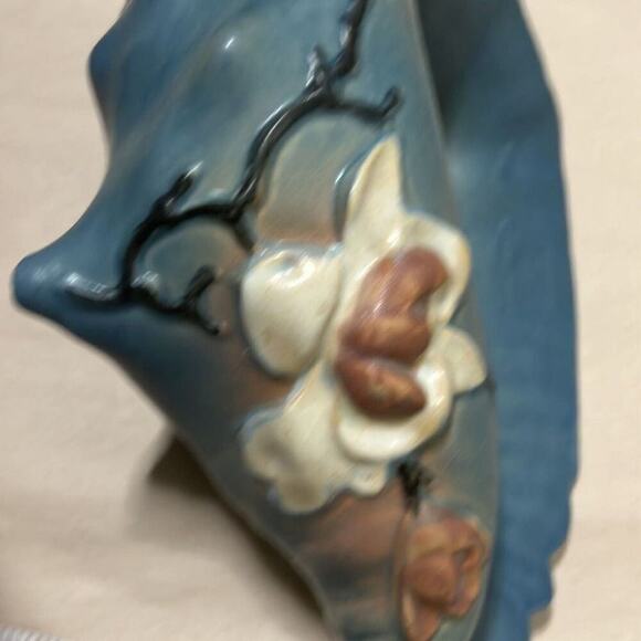 ROSEVILLE BLUE CERAMIC FLOWER ART CONCH‎ SHELL SHAPED DECORATIVE FLOWER V… - Picture 6 of 6